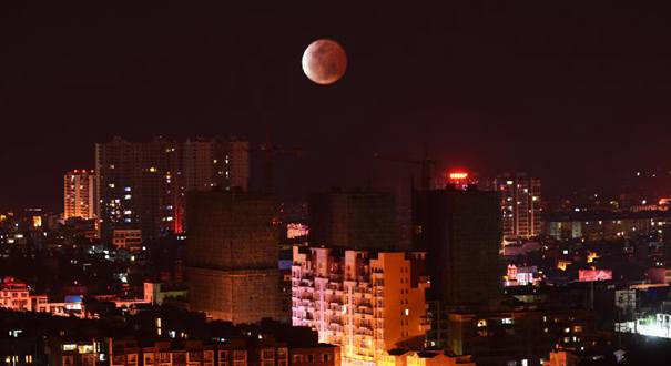 本世纪最短月全食亮相天际