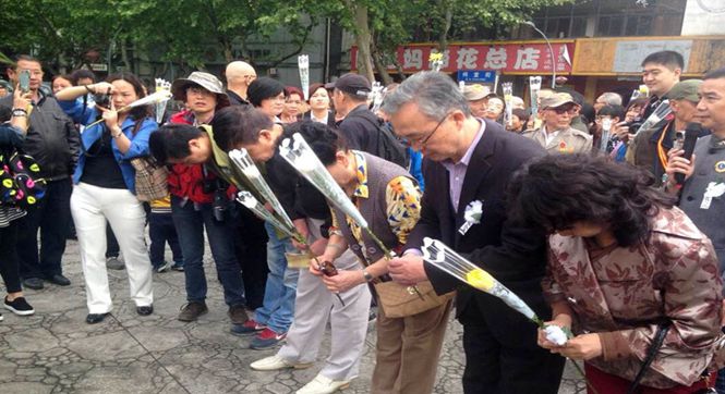 十余名抗战老兵及后代祭祀川军抗日阵亡将士