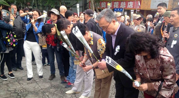 十余名抗战老兵及后代清明祭祀川军抗日阵亡将士