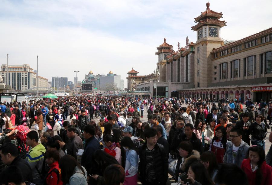 各地迎来清明小长假返程高峰