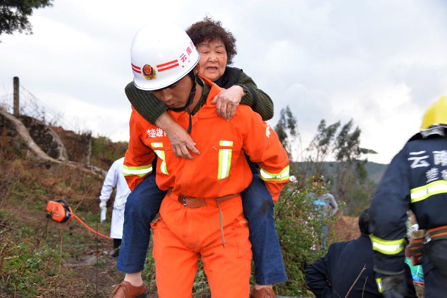 云南楚大高速一旅游大巴翻车致7死29伤