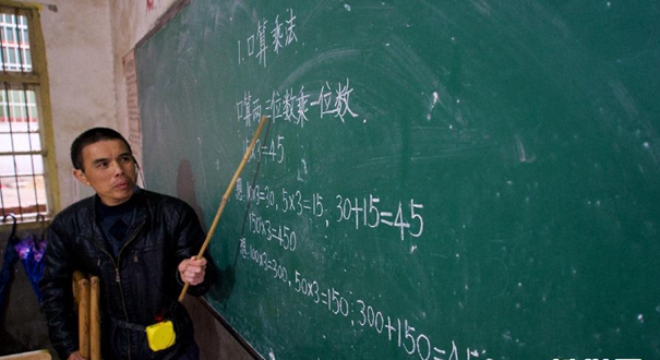 &ldquo;双拐&rdquo;老师39年的驻守人生