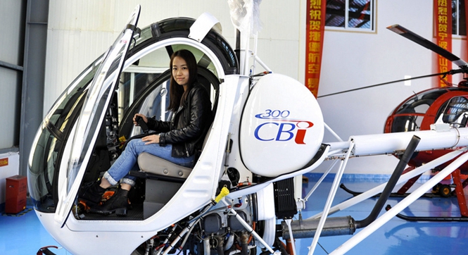 宁波首家飞机&ldquo;5s&rdquo;店开业 市民当场体验直升机驾驶