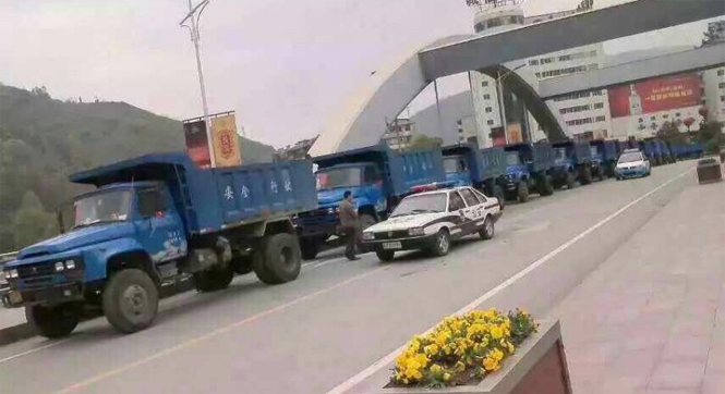 陕西小伙婚礼用18辆卡车迎亲引围观