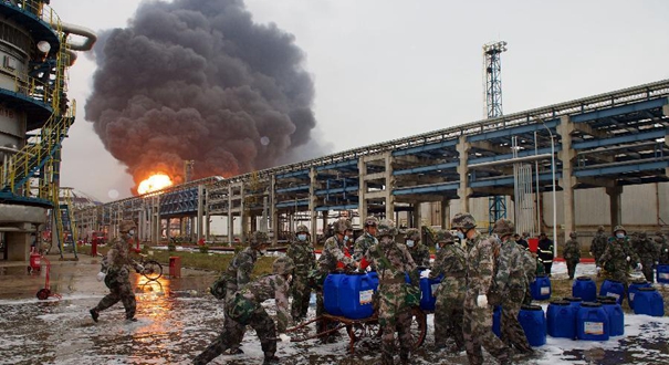 福建全力处置古雷石化大火