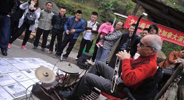 重慶七旬失明老人可同時演奏10余種樂器