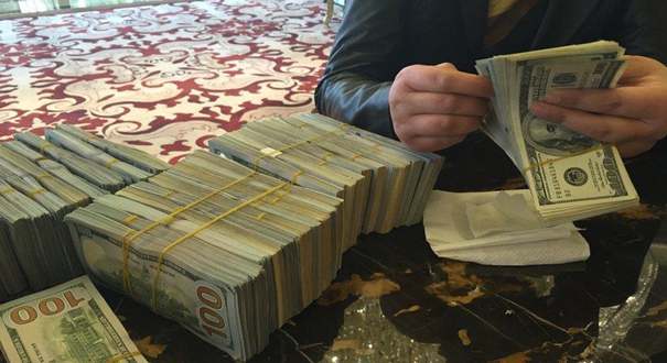 杭州一土豪捧33萬美金現鈔定豪宅 點鈔機點半小時