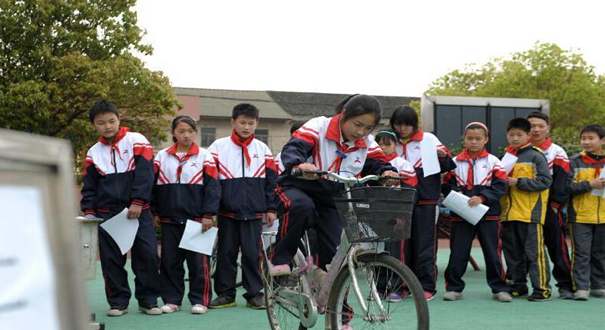浙江余姚一小学推出自行车骑行&ldquo;考试&rdquo;