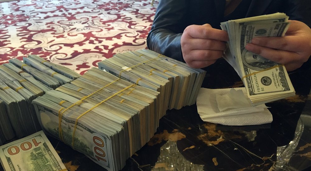 杭州一土豪捧33万美金现钞定豪宅
