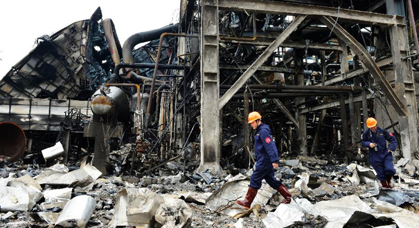 福建省事故联合调查组进火场对事故原因进行调查