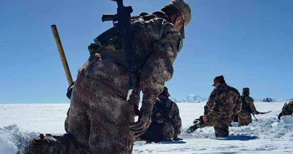 阿里军人爬冰卧雪守边关