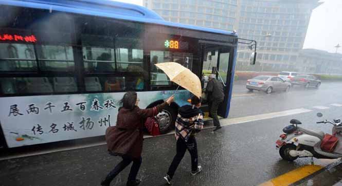 江苏扬州遭遇大风暴雨天气