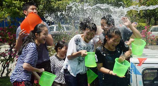 云南德宏：欢度泼水节