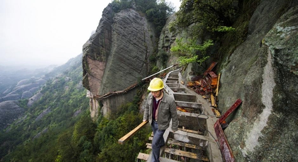 【图片故事】行走在悬崖峭壁上的栈道工