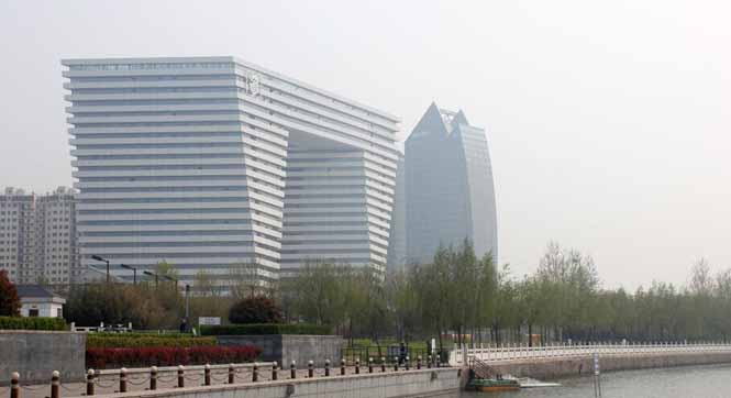 河南&ldquo;板凳大楼&rdquo;跨路而建 总投资约4.5亿