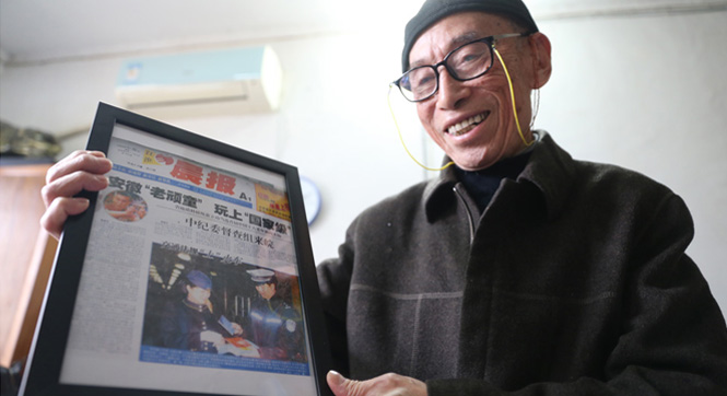 图片故事：八旬老人利用网络资源编织&ldquo;最美夕阳红&rdquo;