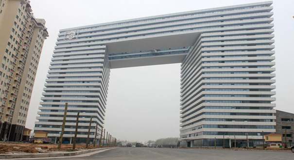 河南&ldquo;板凳大楼&rdquo;跨路而建