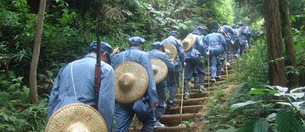 中青班学员重走红军挑粮小道 放声朗诵毛主席诗词