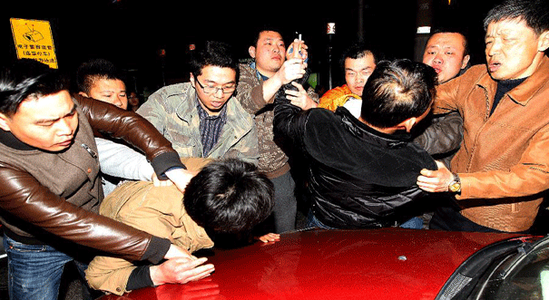 上海警方开展夜间治安整治行动
