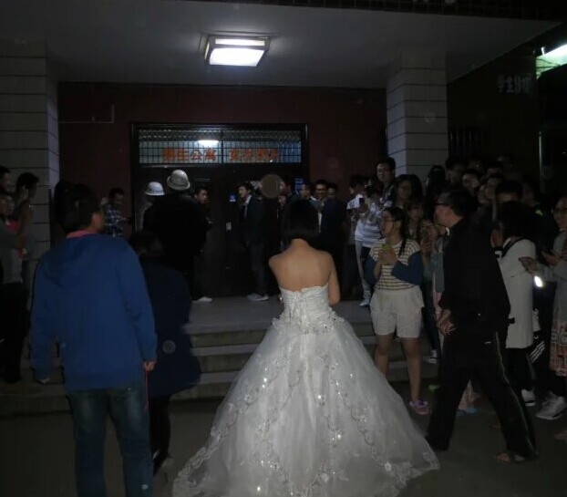 女孩穿婚纱男生楼下求婚 被宿管阿姨拦门外
