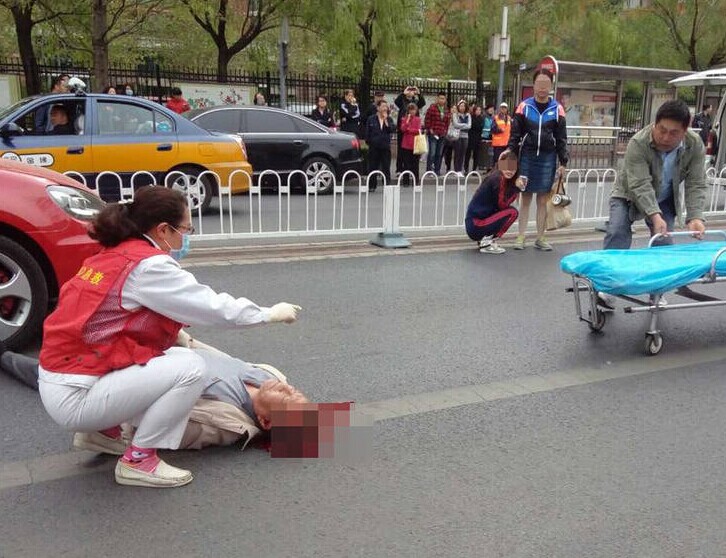 女司机撞倒老人 吓得蹲地不起