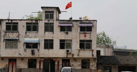 合肥：居民屋顶插五星红旗抗议暴力拆迁 称红旗不能倒