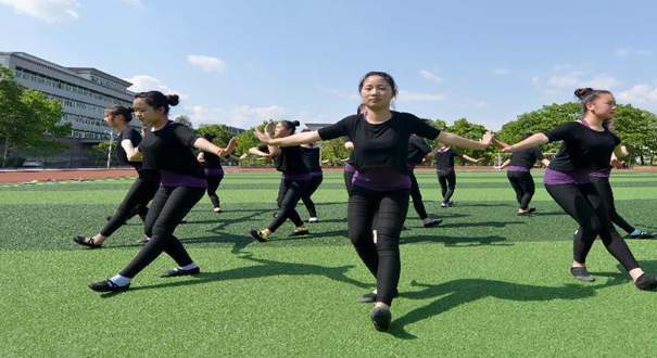 萌妹子扭起土家摆手舞 高校刮起&ldquo;民族风&rdquo;