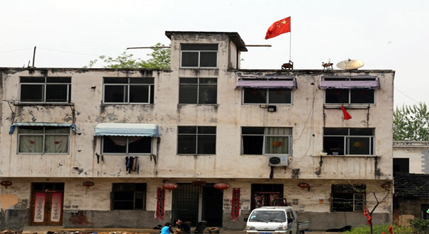 居民屋顶插五星红旗抗议暴力拆迁 称红旗不能倒