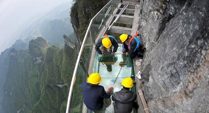张家界天门山玻璃栈道更换玻璃