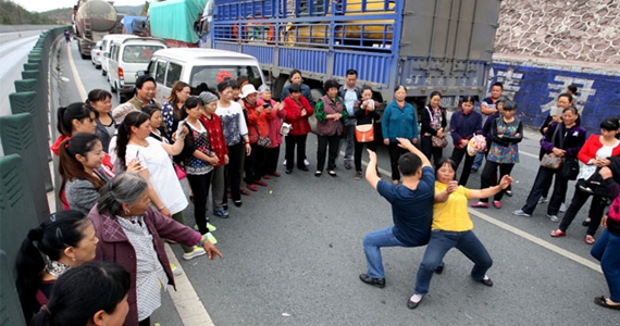 高速车祸堵瘫 大叔大妈公路&ldquo;斗舞&rdquo;狂拽炫酷