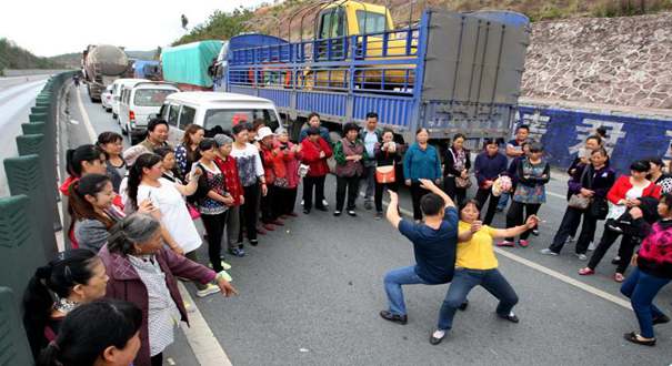 高速拥堵 大叔大妈公路上演广场舞