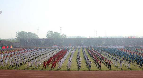 河南一高校上演千人&ldquo;功夫秀&rdquo;