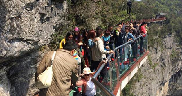 湖南张家界天门山新增玻璃栈道 游客步步惊心
