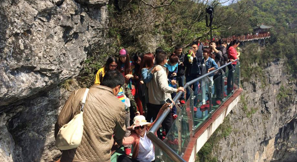 湖南张家界天门山新增玻璃栈道 游客步步惊心