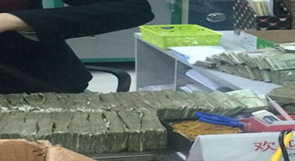 湖南株洲男子带5万张零钱买车 银行员工数钱忙