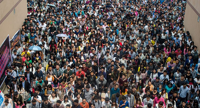 武汉10万人竞逐5700公务员岗位 考生进场人潮涌动