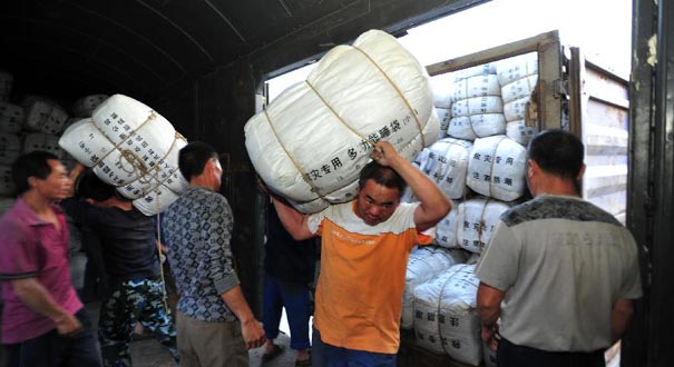 武汉首批救灾物资运往西藏灾区