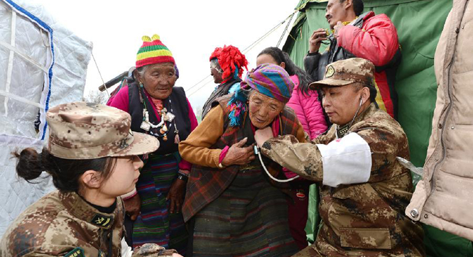 西藏军区部队全面深入展开抗震救灾活动