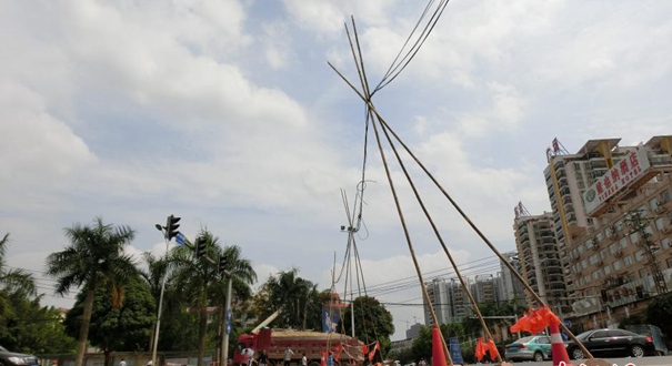 南宁大货车撞电线杆6天无人管 成街头“风景”