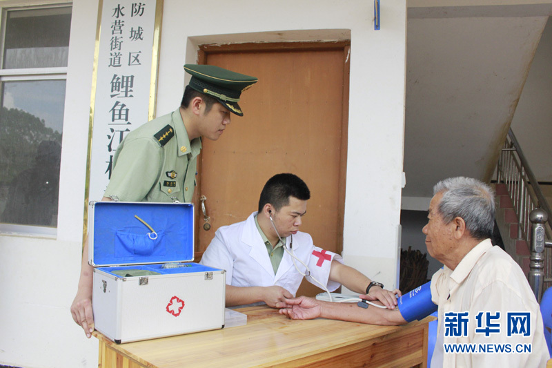 广西防城港边防官兵敬老院里传承&ldquo;五四&rdquo;精神