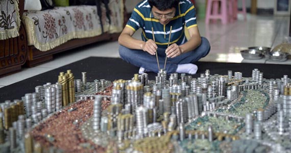 重庆小伙用5万枚硬币堆出重庆城