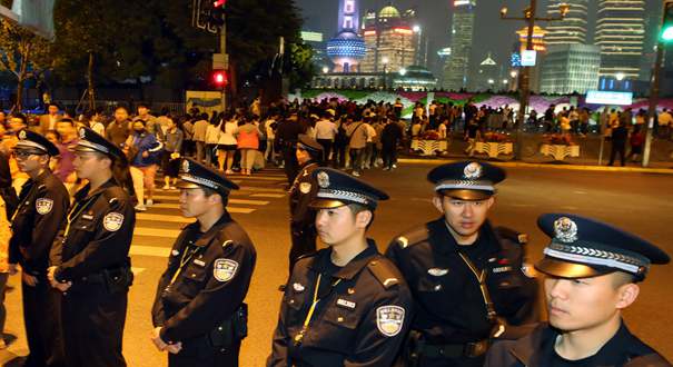 上海五一开放外滩观光 警察拉手筑人墙