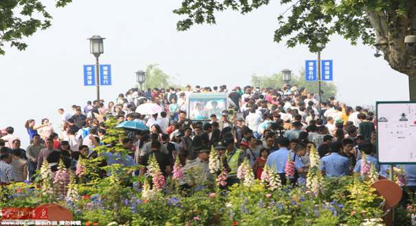 西湖游客爆满 断桥只见人头不见桥头