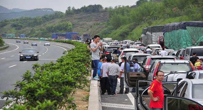 广东多条高速公路出现大面积拥堵