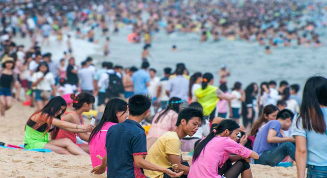 &ldquo;五一&rdquo;各地上演游客大片：游人爆棚 车辆井喷