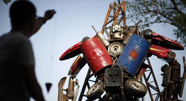 天津小伙辞职后用废旧零件造变形金刚(组图)