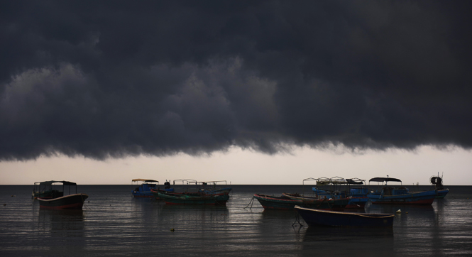 海南琼海黑云压城 形成壮观&ldquo;一线天&rdquo;