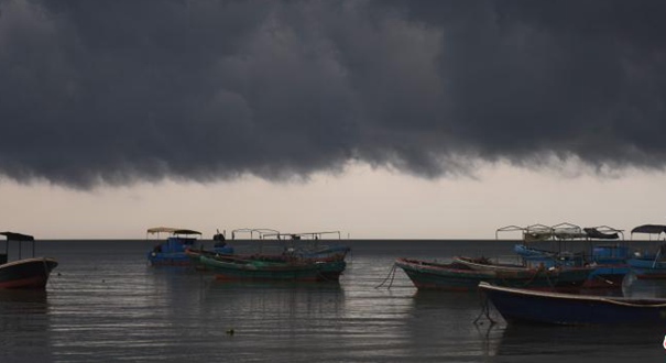 海南琼海黑云压城 形成壮观&ldquo;一线天&rdquo;