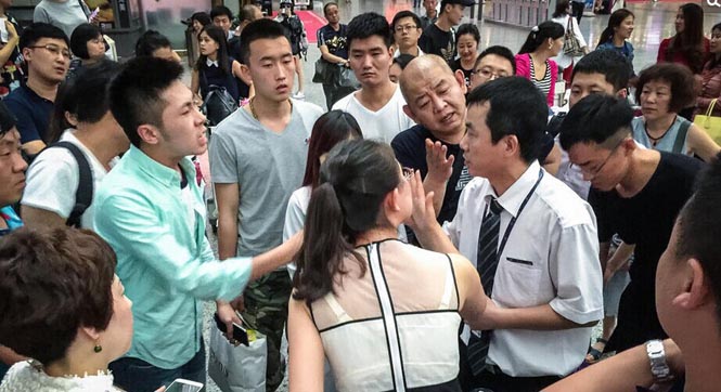 广州暴雨致航班大面积延误 乘客大闹机场