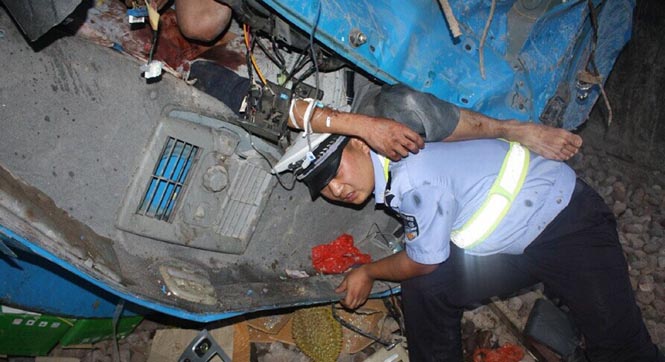 交警为减轻车祸伤员痛苦 托举其3小时